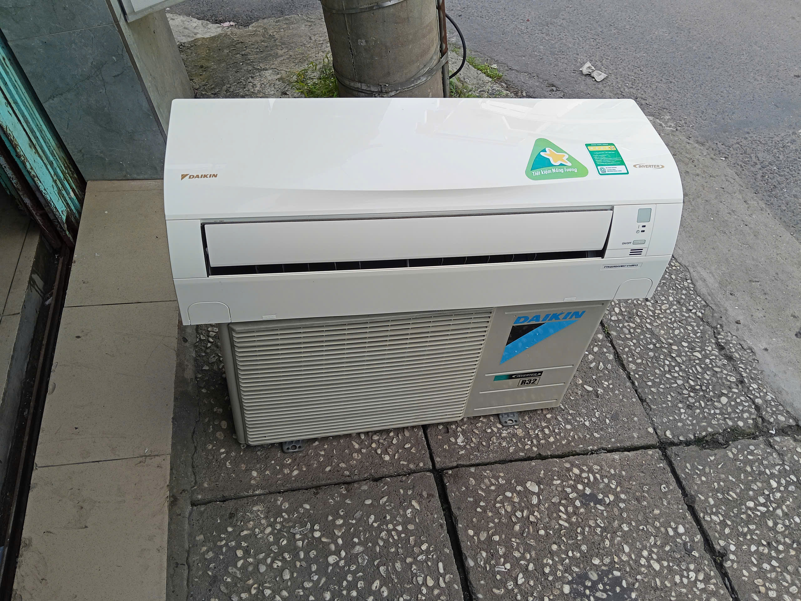 385 - Máy lạnh daikin inverter 1 ngựa